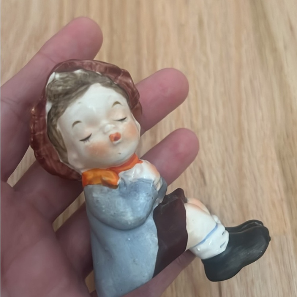 Salt and Pepper Shakers - Picture 4 of 5